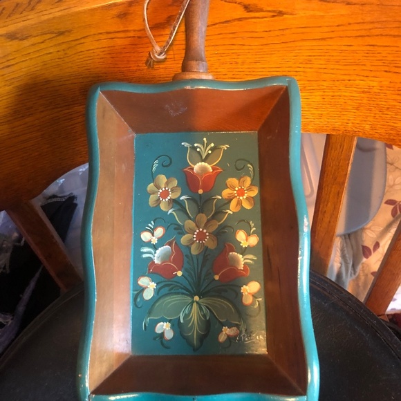 Two vintage folk art, small trays with handles, for display - slightly loved - Picture 2 of 11